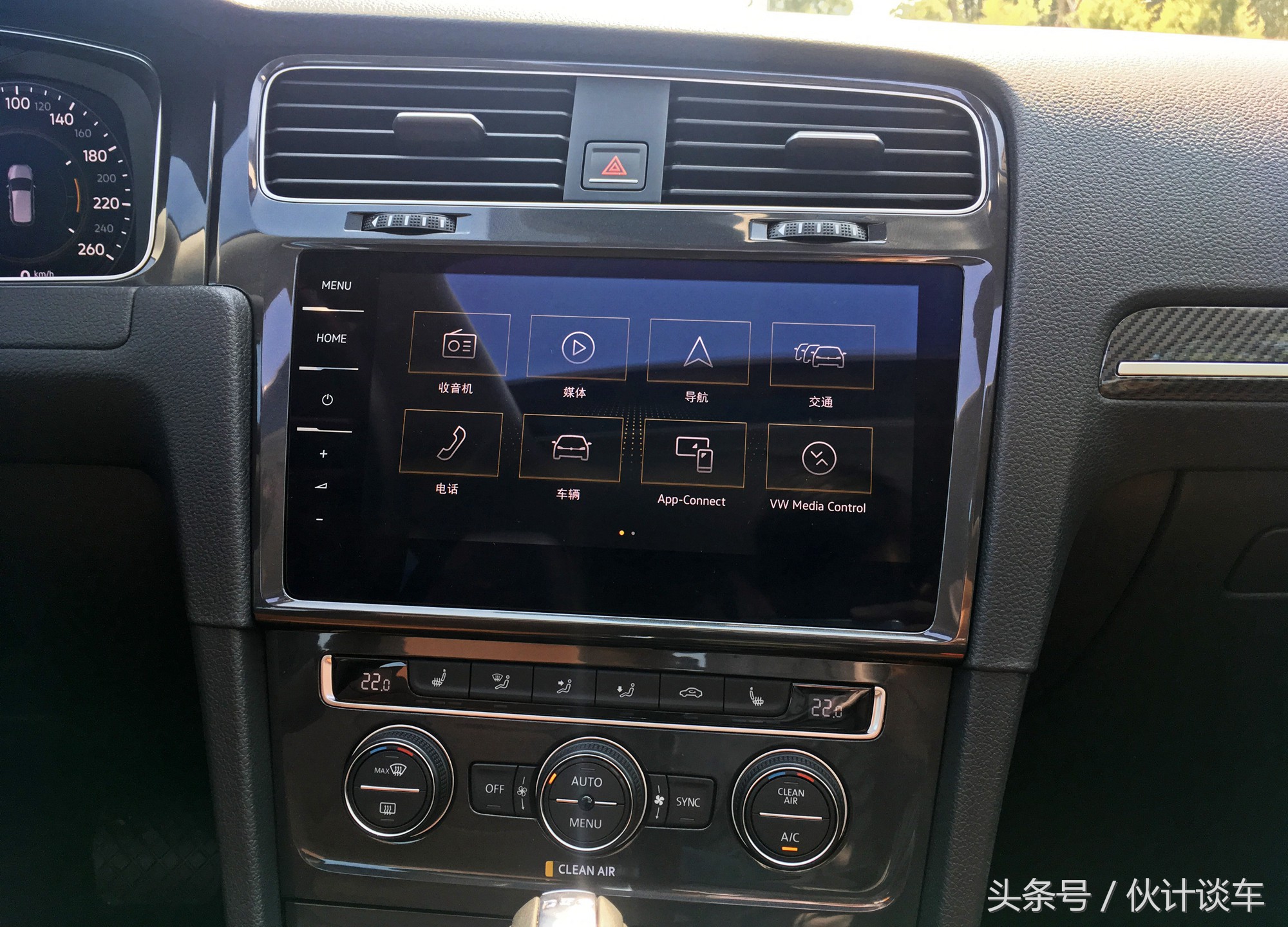 全新大众高尔夫实车非常的靓眼,大众高尔夫到底是一款什么样的车