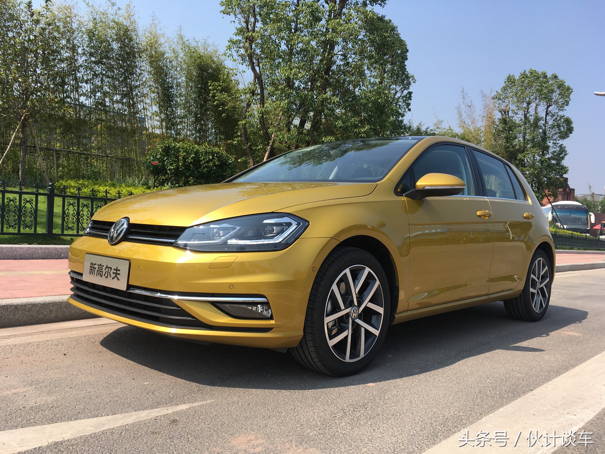 全新大众高尔夫实车非常的靓眼,大众高尔夫到底是一款什么样的车