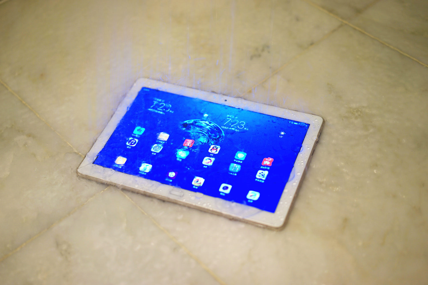 荣耀waterplay平板防水测试,荣耀waterplay8寸平板玩游戏