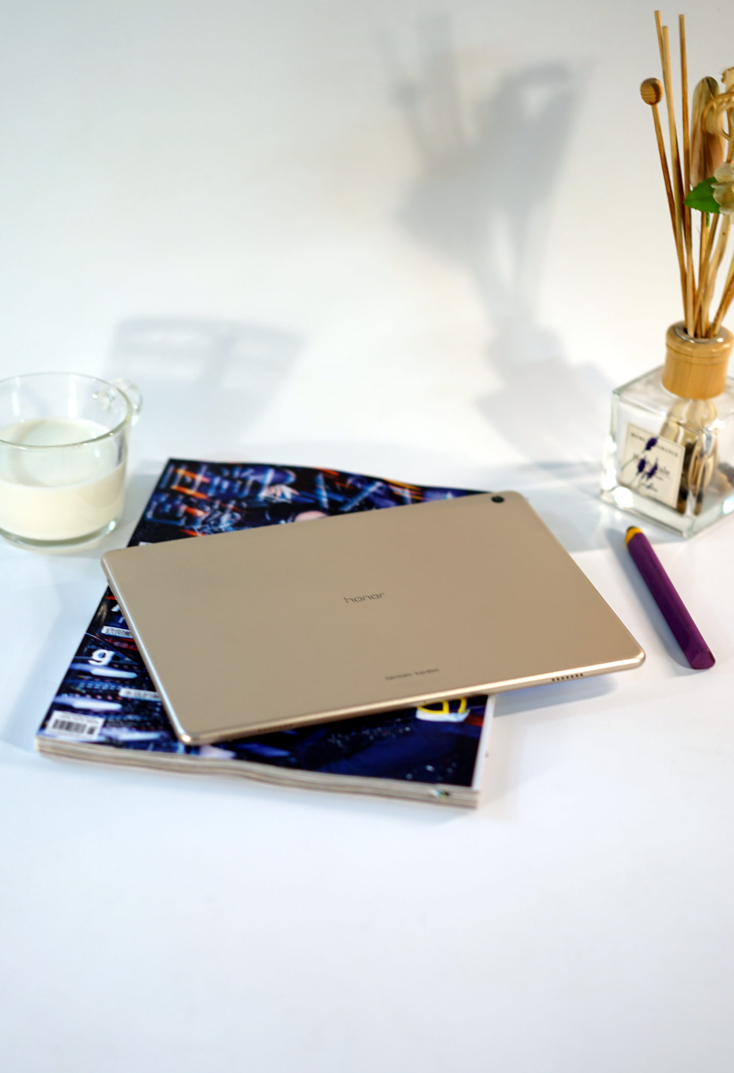 荣耀waterplay平板防水测试,荣耀waterplay8寸平板玩游戏