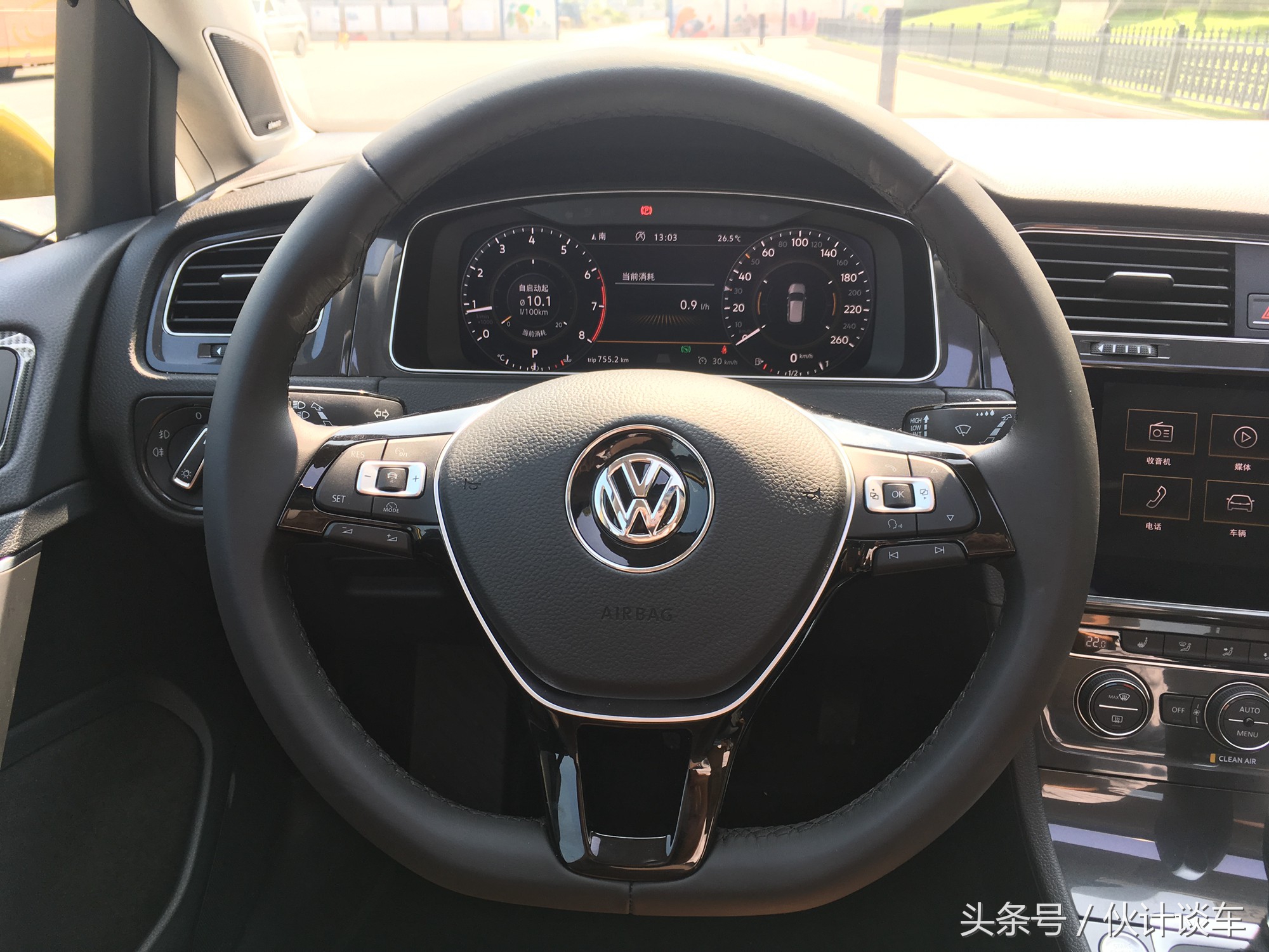 全新大众高尔夫实车非常的靓眼,大众高尔夫到底是一款什么样的车