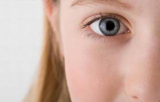 做完美瞳线睡觉还是睁眼睛消肿快,美瞳线第四天化脓红肿几天消肿
