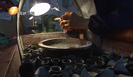 大爷36道工序打磨50年夜光杯，最薄处仅1毫米，用它喝酒千杯不醉