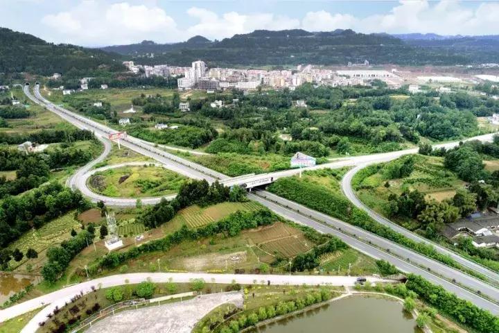 大家好，我来介绍一下恩阳“川东北综合交通新枢纽”是如何炼成的