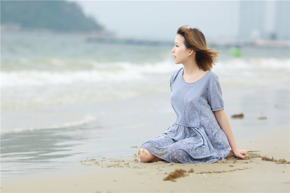 女生肢体动作说明什么,女性小动作背后的答案