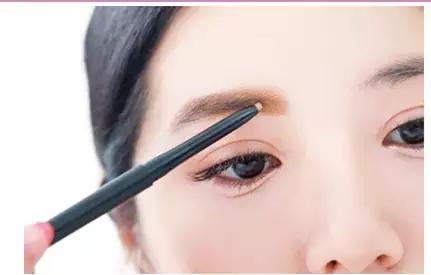 眉笔什么颜色好看自然百搭视频,眉毛变成红色用什么颜色的眉笔好
