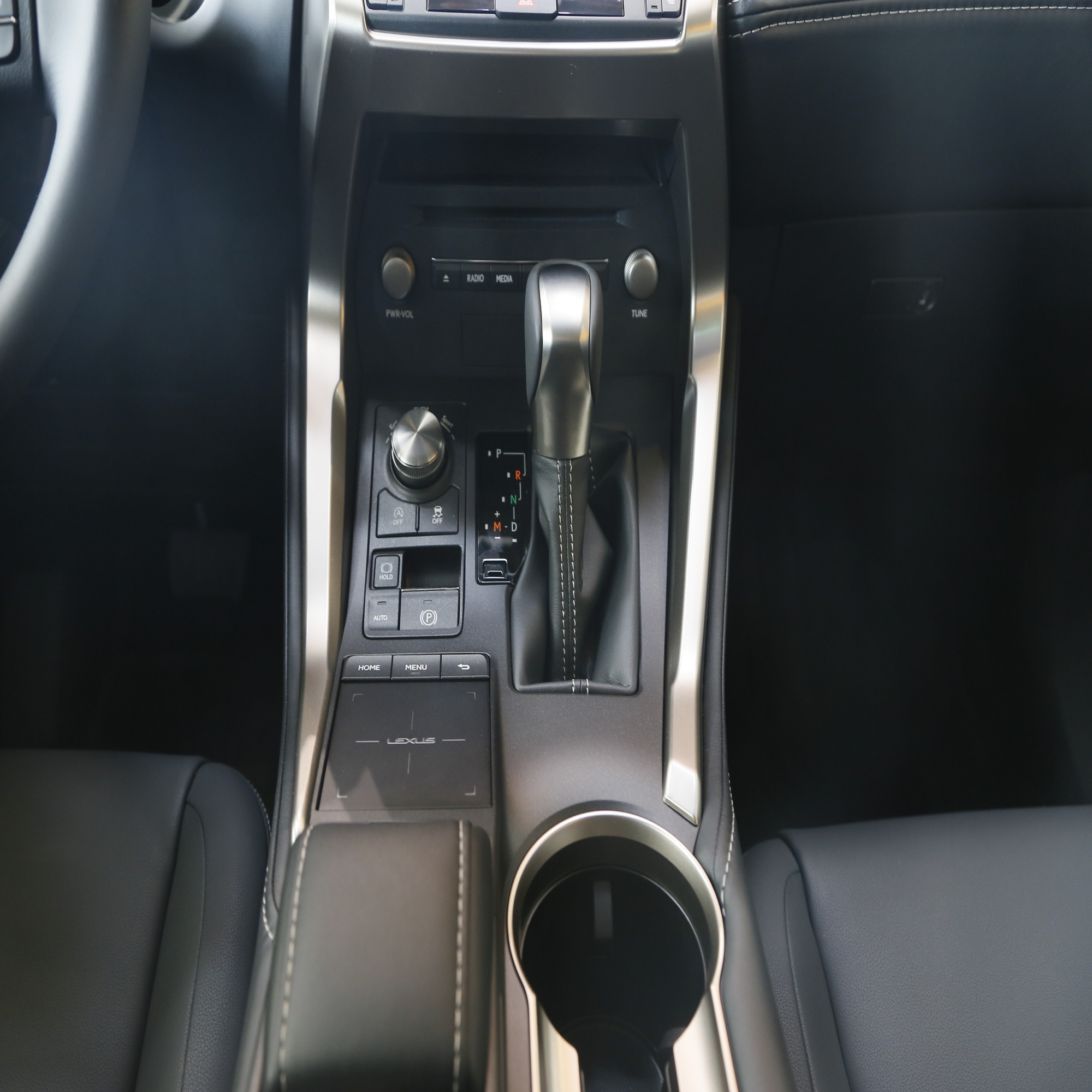 8万左右的雷克萨斯nx300,10多万的雷克萨斯nx300h