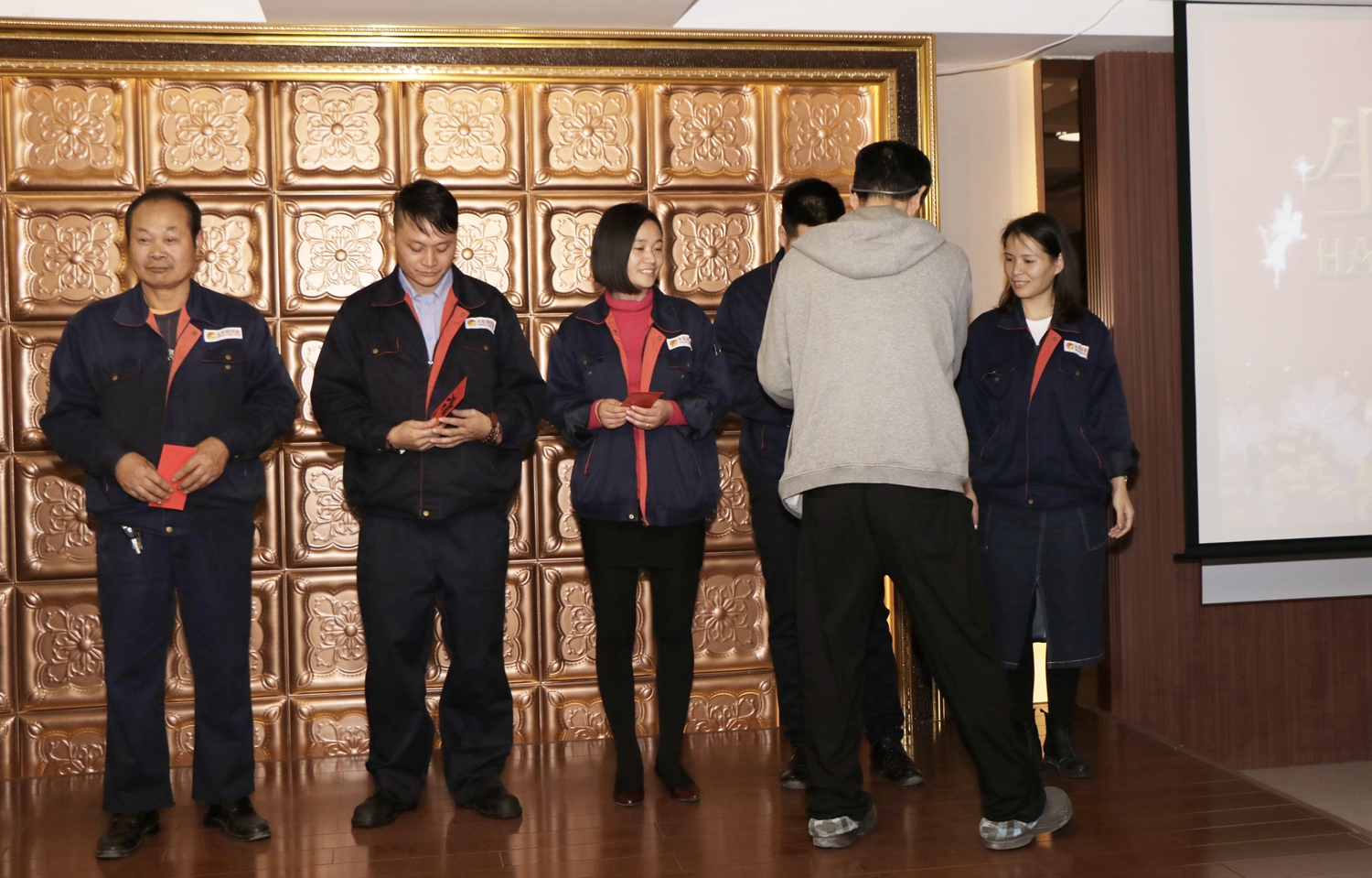 上海火炬润滑油举办10月庆祝员工生日晚会