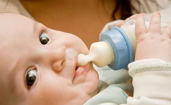 如何有效的解决哺乳期涨奶,哺乳期来例假了奶量变少怎么办