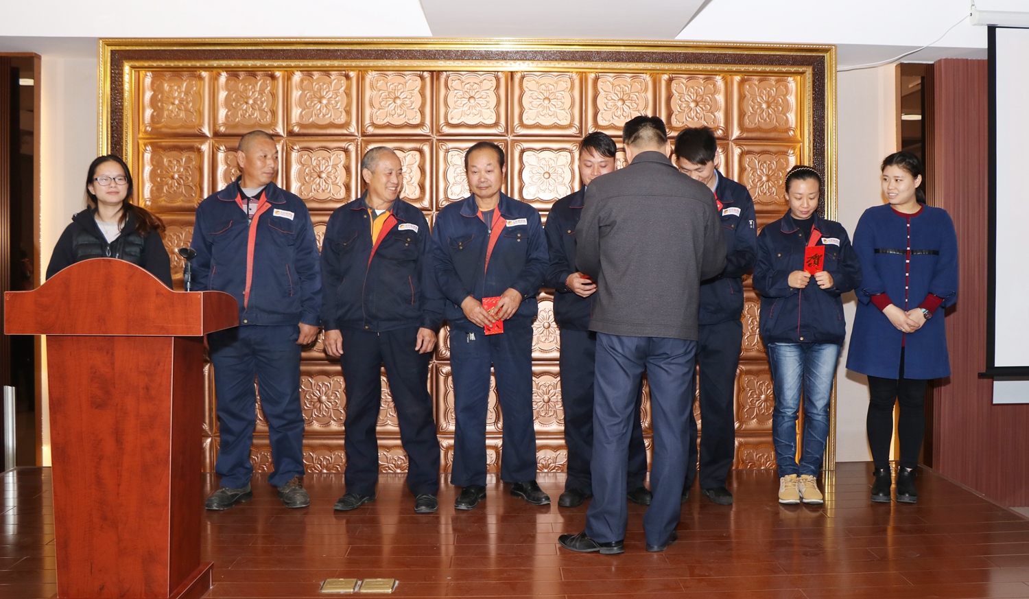 上海火炬润滑油举办10月庆祝员工生日晚会