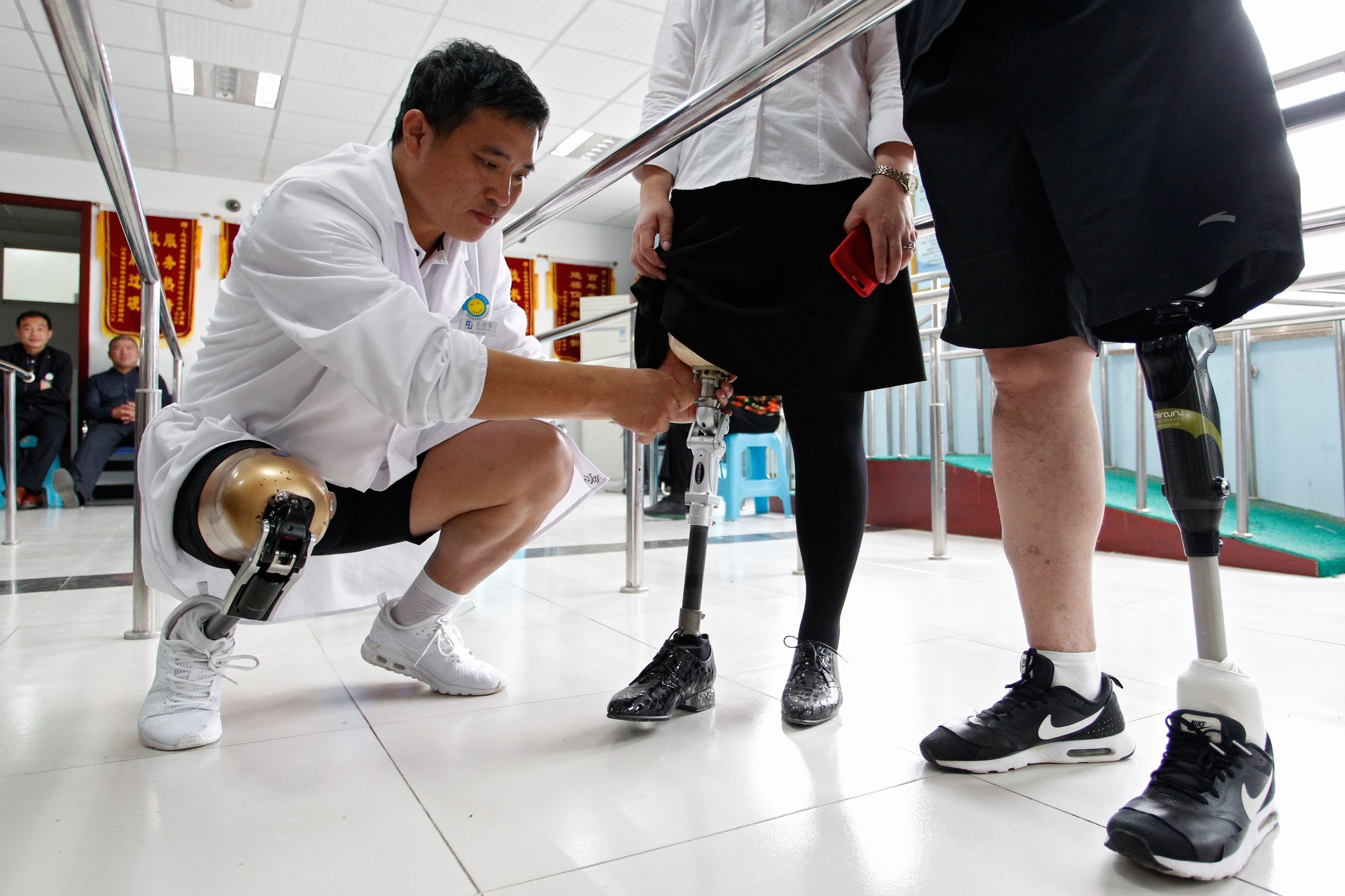 救人遇难小伙被追授见义勇为,报恩感人视频好心大叔资助后续