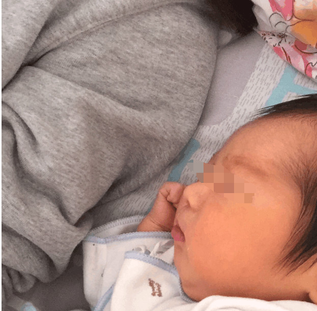 六个月宝宝一直笑正常吗,六个月宝宝不正常的表现