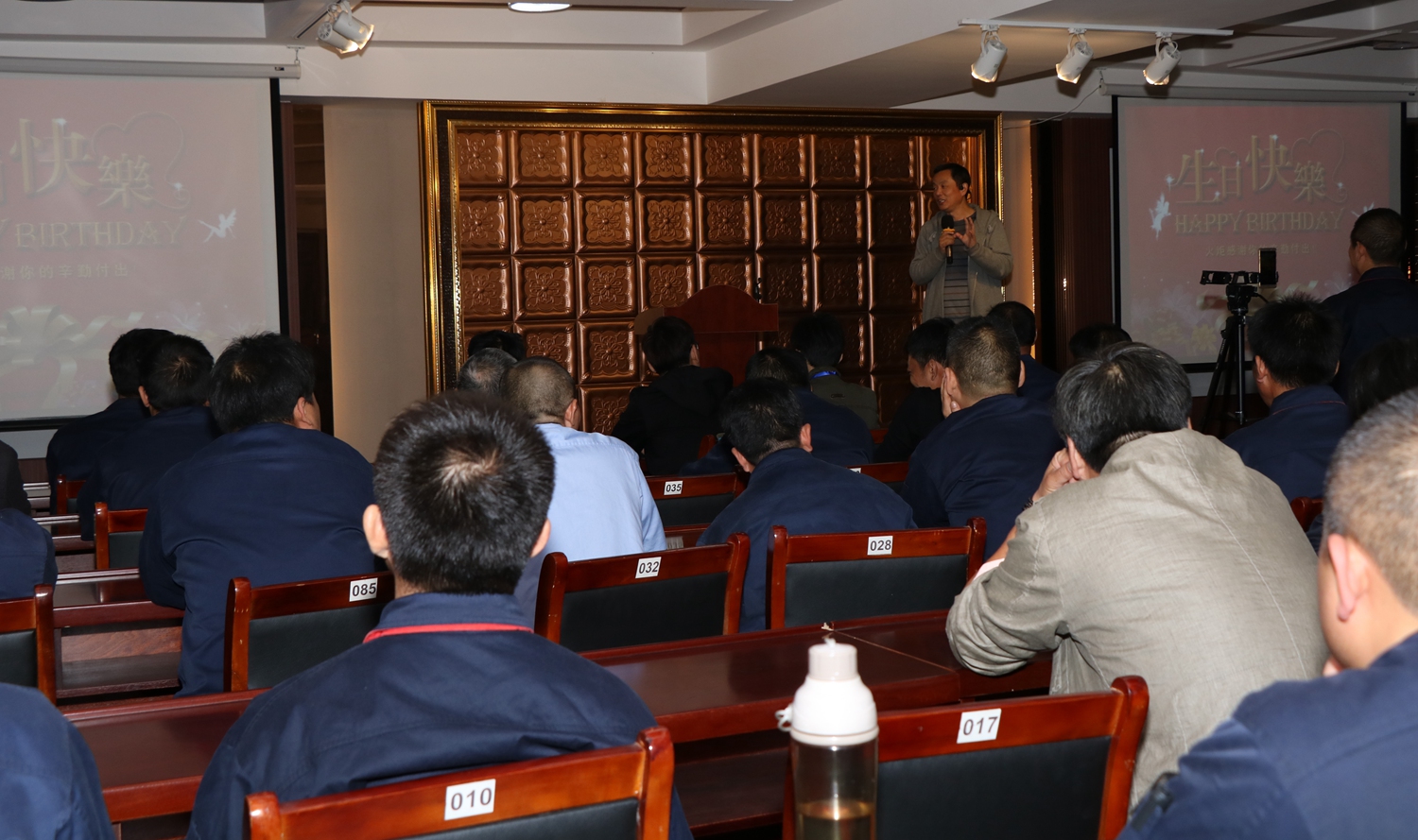 上海火炬润滑油举办10月庆祝员工生日晚会