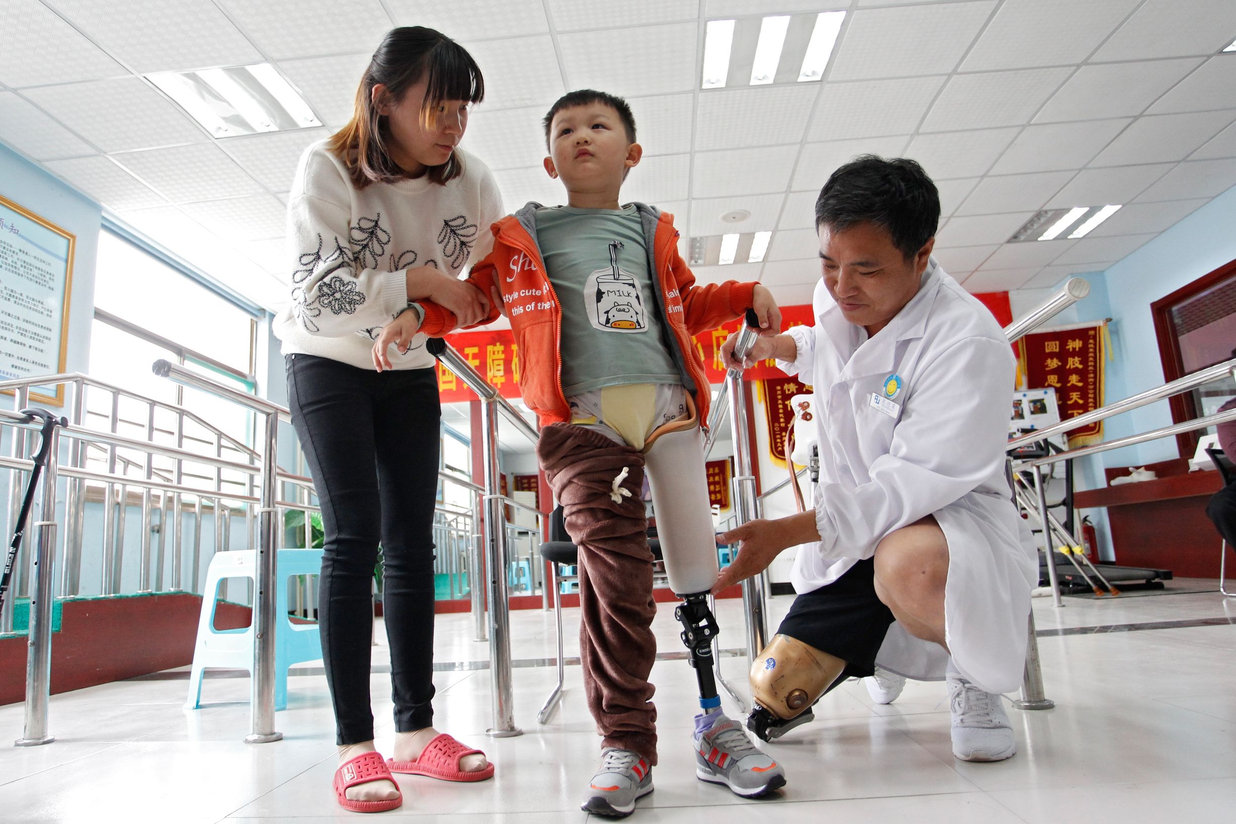 救人遇难小伙被追授见义勇为,报恩感人视频好心大叔资助后续