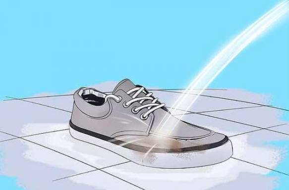 出门鞋子被雨淋湿了怎么弄干,下雨鞋子进水怎么处理