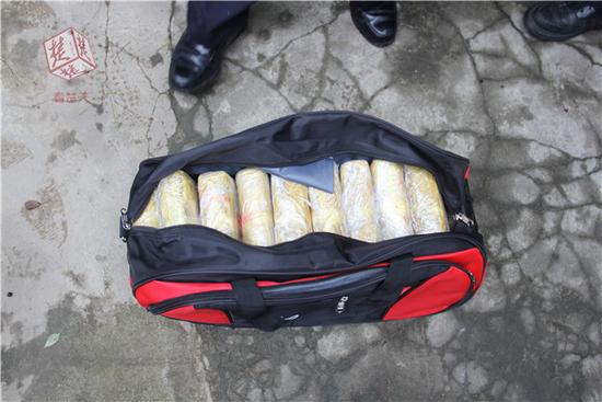 警察假扮中介视频,警察突袭贩毒团伙