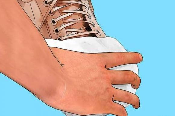 出门鞋子被雨淋湿了怎么弄干,下雨鞋子进水怎么处理