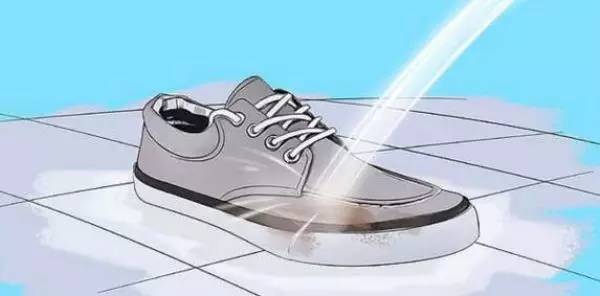 出门鞋子被雨淋湿了怎么弄干,下雨鞋子进水怎么处理