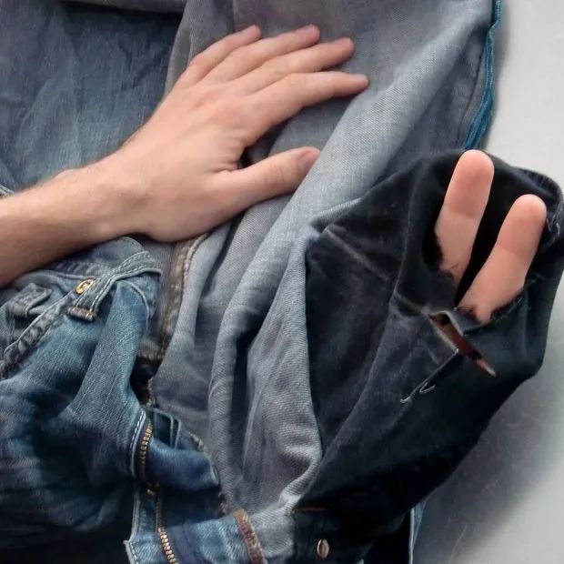 牛仔裤修补过程视频,牛仔裤破洞无痕修复贴