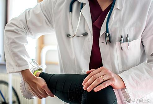 高中生膝盖疼痛的原因和解决方法,爬楼梯膝盖疼痛的原因和解决方法