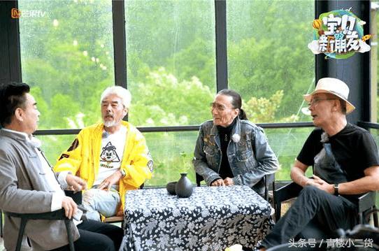 年轻女主持人在60岁老演员面前梨花带雨，网友：装傻卖萌要不得！