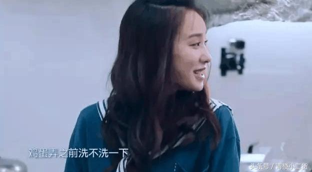 年轻女主持人在60岁老演员面前梨花带雨，网友：装傻卖萌要不得！