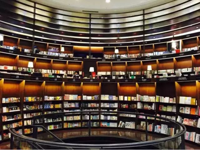 又一次站在了世界之巅！上海就是这样一个实力城市！来了就不想走