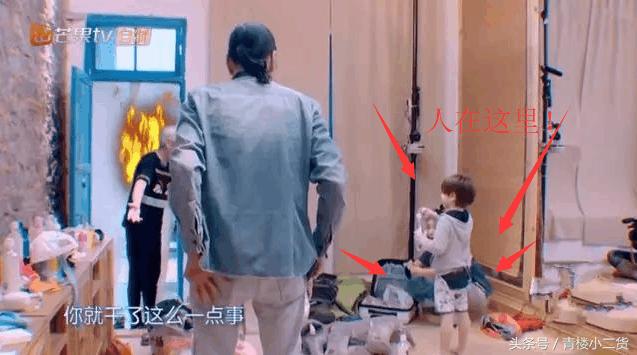 年轻女主持人在60岁老演员面前梨花带雨，网友：装傻卖萌要不得！