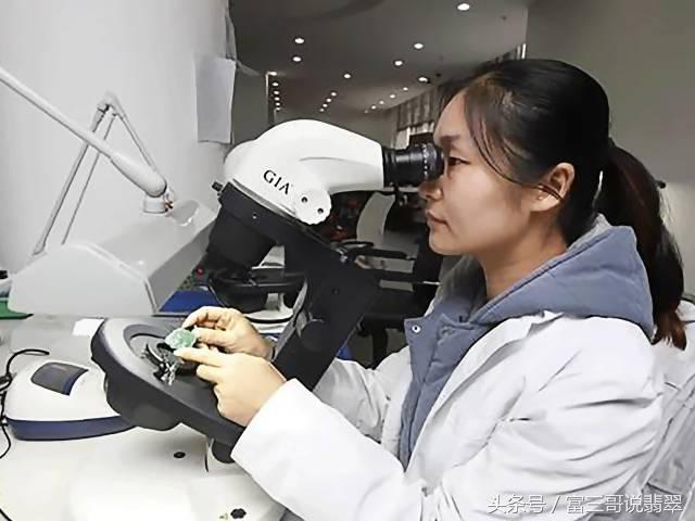 翡翠戴身上发热是什么原因,翡翠戴着变黑怎么回事