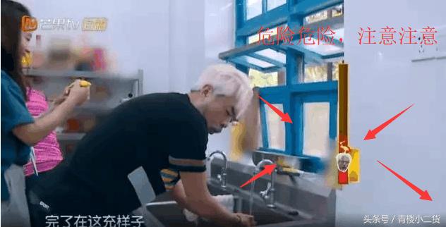 年轻女主持人在60岁老演员面前梨花带雨，网友：装傻卖萌要不得！