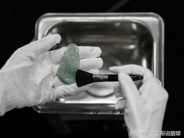 翡翠戴身上发热是什么原因,翡翠戴着变黑怎么回事