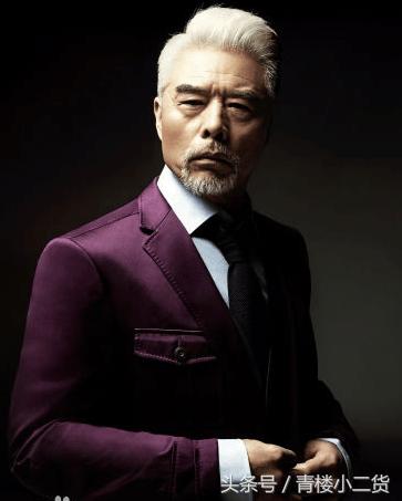 年轻女主持人在60岁老演员面前梨花带雨，网友：装傻卖萌要不得！