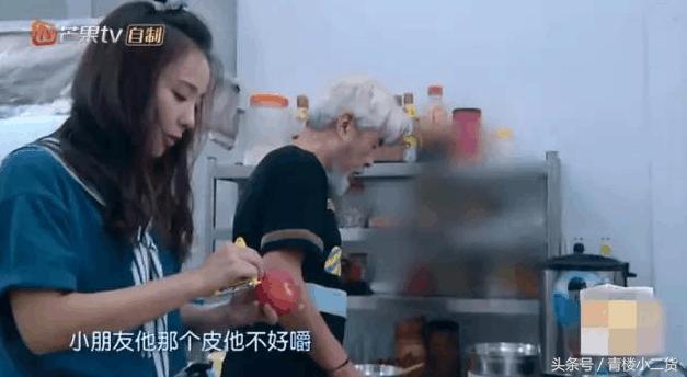 年轻女主持人在60岁老演员面前梨花带雨，网友：装傻卖萌要不得！