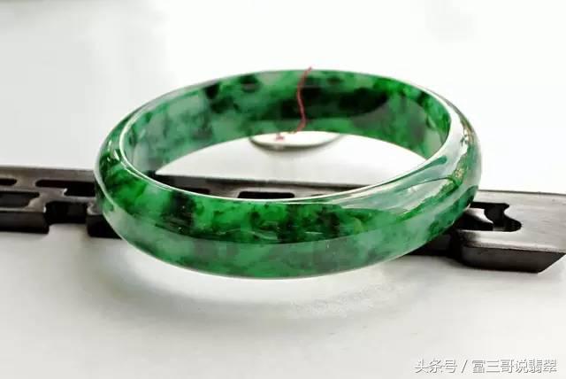 翡翠戴身上发热是什么原因,翡翠戴着变黑怎么回事