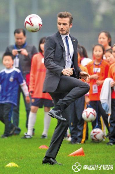 踢足球是盯人还是盯球,踢足球穿一双袜还是两双袜好