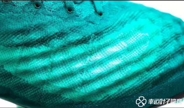 踢足球是盯人还是盯球,踢足球穿一双袜还是两双袜好