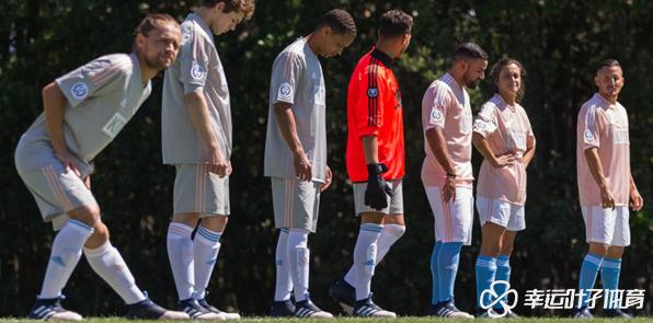 踢足球是盯人还是盯球,踢足球穿一双袜还是两双袜好