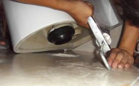 马桶的安装位置与下水管的位置,马桶安装不了角阀