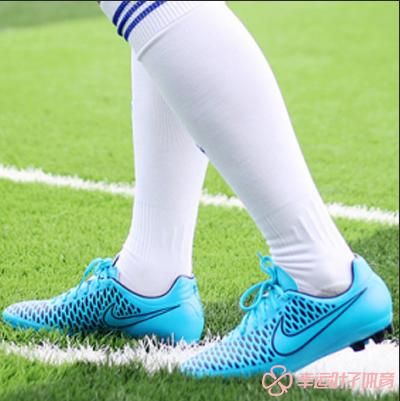 踢足球是盯人还是盯球,踢足球穿一双袜还是两双袜好