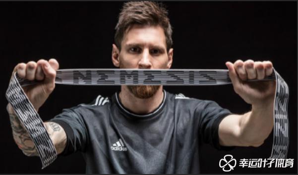 踢足球是盯人还是盯球,踢足球穿一双袜还是两双袜好