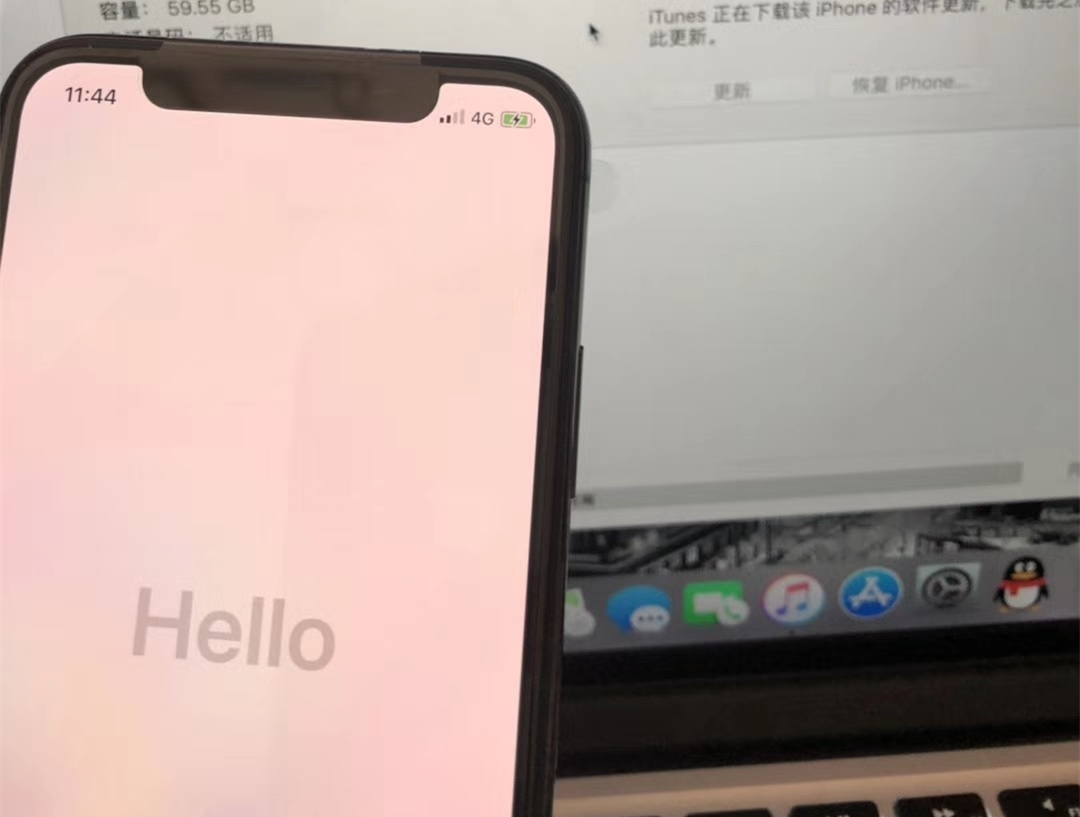 苹果x屏幕出现彩虹斑,iphonex屏幕底部出现黑斑