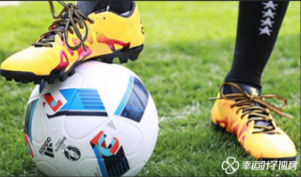 踢足球是盯人还是盯球,踢足球穿一双袜还是两双袜好