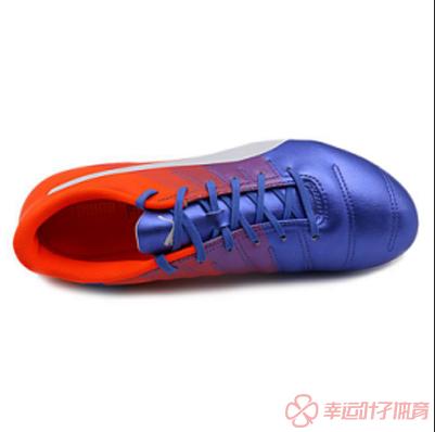 踢足球是盯人还是盯球,踢足球穿一双袜还是两双袜好