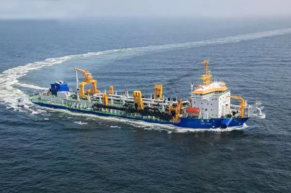 “天鲲”挖泥有多牛？削岩如泥1小时在足球场堆层楼