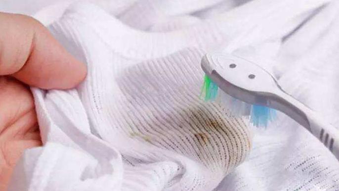 白色毛衣容易变黑,黑毛衣穿久变色怎么恢复如新