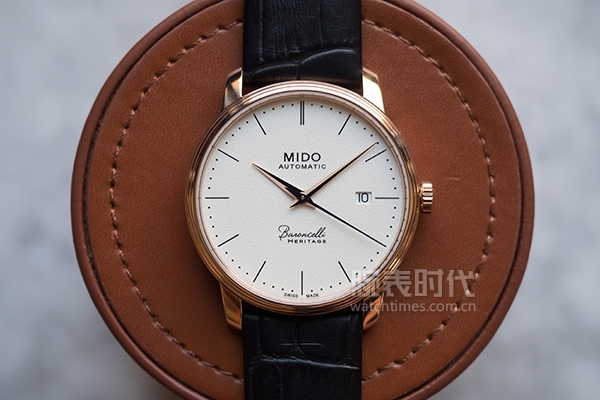 热天戴手表是钢带好还是皮带好,为什么戴钢带手表的地方会痒