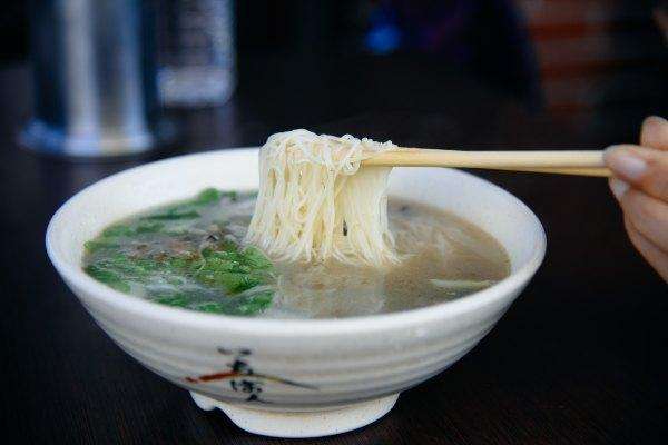 开在菜市场里的小吃店，50年来生意火爆，连食尚玩家都推荐