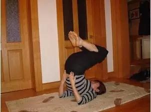 贫血练瑜伽肩倒立式瑜伽改善贫血