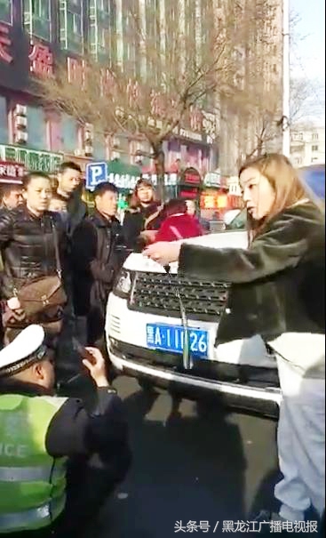 女子脏话骂警察,哈尔滨女子骂交警视频