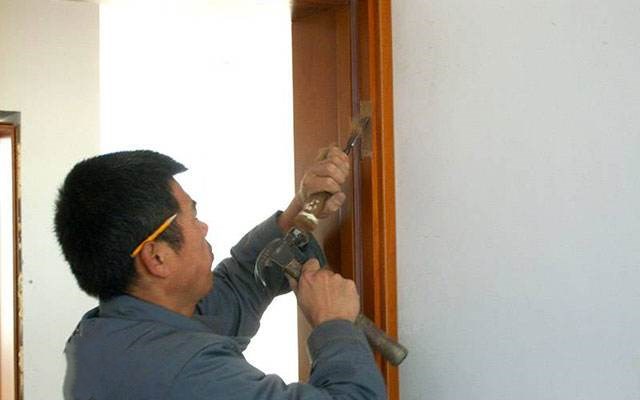 开空调木门变形关不上怎么办,木门扇变形翘起怎样处理比较好